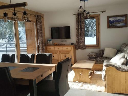 Les Saisies Apartment | Appartement luxueux 3 pièces, spa privé, skis aux pieds - FR-1-810-21