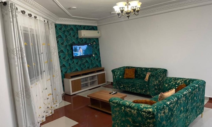 Yaounde Apartment | Appartement Meublé Moderne - Centre-ville Yaoundé (Air Conditioning, Wi-Fi, Security)