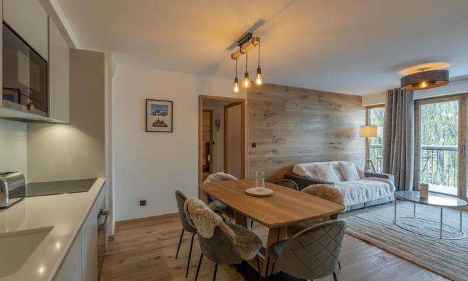 Courchevel Apartment | Appartement Neuf 65m² Courchevel Moriond, 2 Chambres + Cabine, Balcon, Parking Couverts, Skis aux Pieds - FR-1-563-127