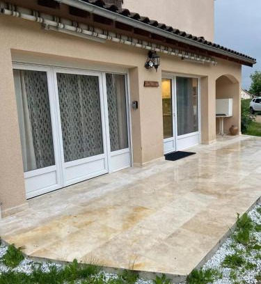 Lapte Apartment | Appartement rénové à Lapte avec terrasse 40 m²