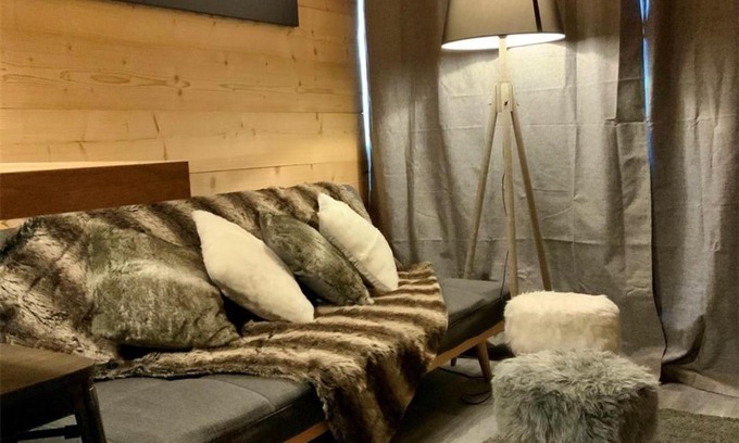 Val-Thorens Apartment | Appartement Rénové à Val Thorens - 4 Pers, 1 Ch + Cabine, Wifi, Skis aux Pieds, Balcon - FR-1-637-44