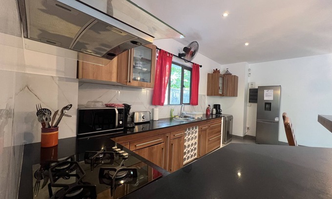 Albion Apartment | Appartement Spacieux Idéal Pour les Familles, à 5 min de la Plage Publique