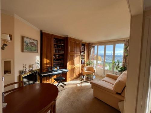 Suresnes Apartment | Appartement Suresnes vue sur la tour Eiffel