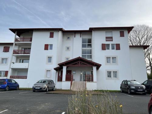 Cambo-les-Bains Apartment | Appartement T2 à Cambo-les-Bains, proche centre et thermes, avec terrasse, parking, et accès internet - FR-1-495-74