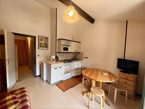 Laveissiere Apartment | Appartement T2 cabine proche pistes avec balcon et casier à skis - FR-1-787-13