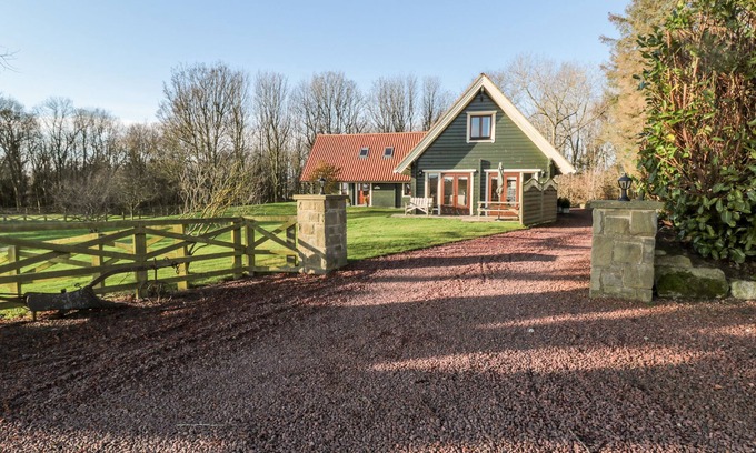 Morpeth Cottage | APPLE TREE LODGE, pet friendly, character holiday cottage in Swarland