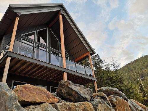 Hemlock Valley Ski Chalet | Après-Ski Lodge