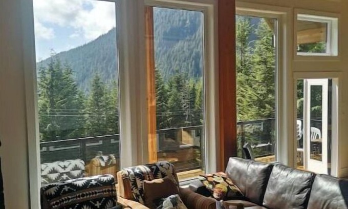 Hemlock Valley Cabin | Après-Ski Lodge