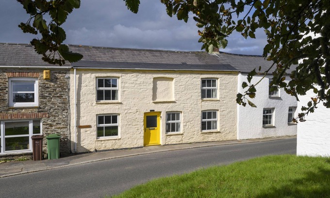 St. Just in Roseland Cottage | April Cottage - a cottage that sleeps 6 guests in 3 bedrooms