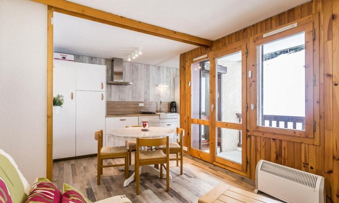 Montchavin Apartment | Apt rénové 2* pour 4/5p à Montchavin, proche pistes et commerces, parking gratuit - FR-1-329-52
