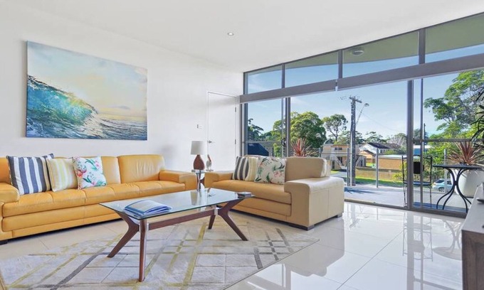 Huskisson House | Aqua Shores - 1 Bedroom couples stay - Wifi, Linen, Netflix and AC