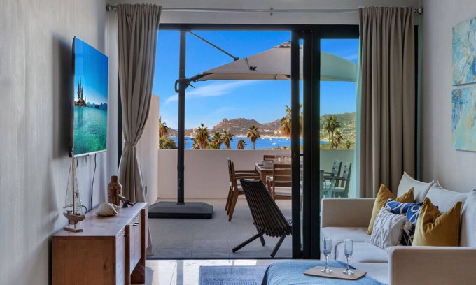 Cabo Bello Apartment | Arch views, Infinity Pool, Cozy, Close to Beaches