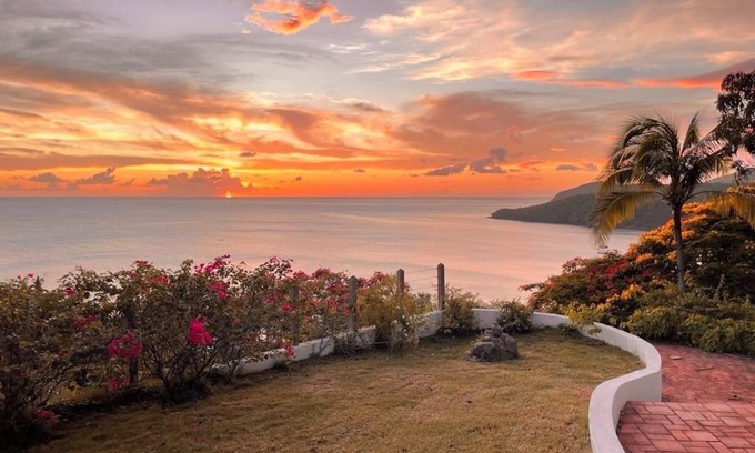 Les Anses-d'Arlets Villa | Architect-designed villa, directly above the sea, 180° view.