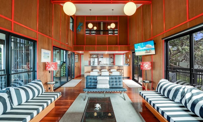 Point Lookout House | Architect designed family beach house perched high on a hill with water.