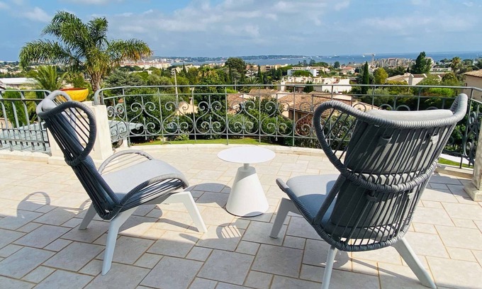 Golfe Juan Villa | Architect designed Villa on the Hills * Sea view * Pool * Aircon * Walk to the beach