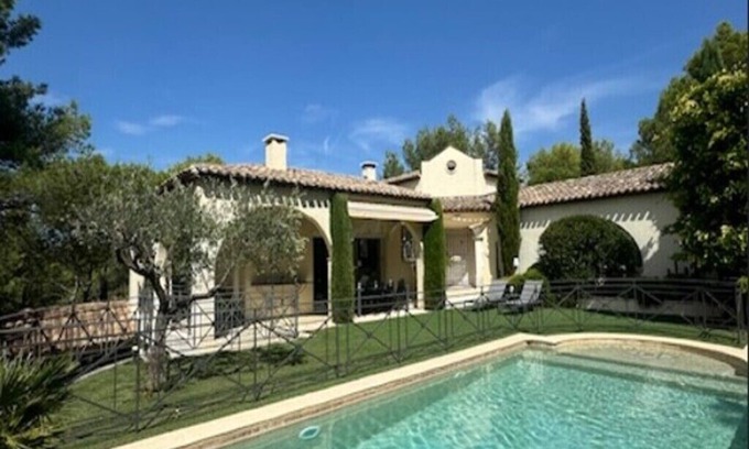 Cavaillon Villa | Architect's villa in Luberon pine forest 10 pers