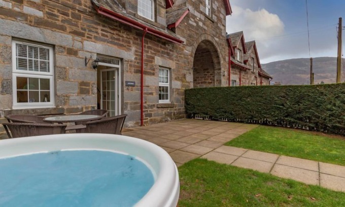Kenmore Cottage | Archway Cottage - sleeps 4 guests in 2 bedrooms