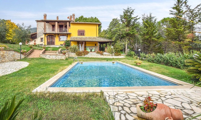 Avigliano Umbrio House | Are you looking for a vacation home with space for several families? Then this house with panoramic