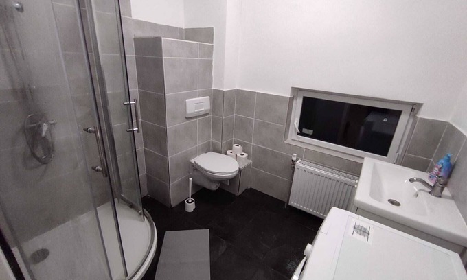 Zeitz Apartment | AriProp Parkside Modern Apartment with 3 rooms