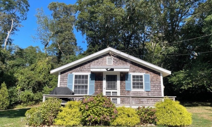 Oak Bluffs Cottage | Arrowsmith Cottage - Oak Bluffs - 1 mi to Eastville Point Beach via bike path.