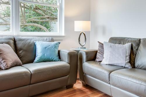 Neutral Bay Apartment | Art Deco 2-Bed Close to City and Harbour