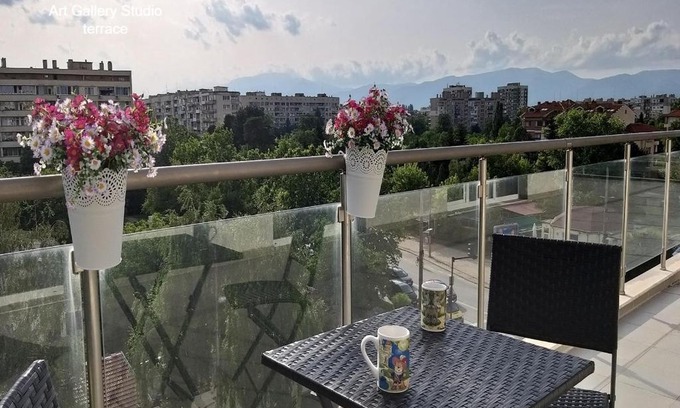 Kazanlak Apartment | Art Gallery Studio