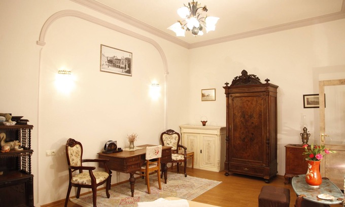 mtatsminda Apartment | Art House Petunia - your gateway to Old Tbilisi!