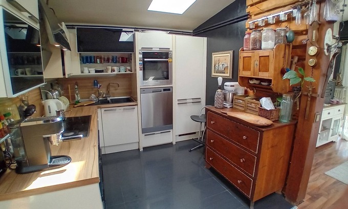 Ljubljana Apartment | ART ROOM with shared bathroom and kitchen in Ljubljana