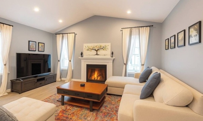 Durham Region House | Artful Retreat/Durham College 5 min Walk & Sleep 8