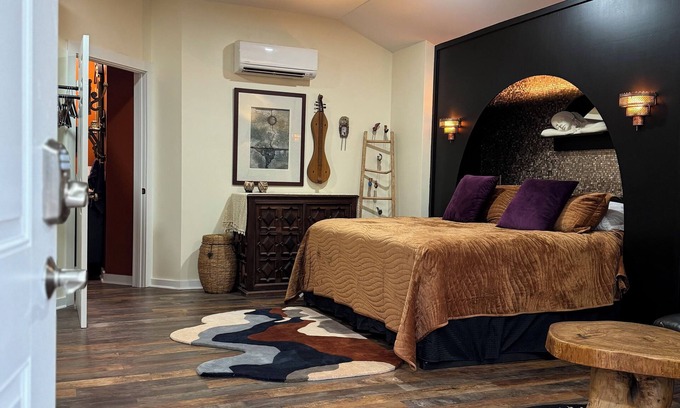 Savannah Apartment | Artist Hideaway ~ Unique and Artistically designed studio on 1 acre