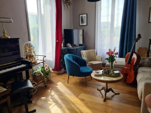 Courlancy House | Artist house with piano and charming garden