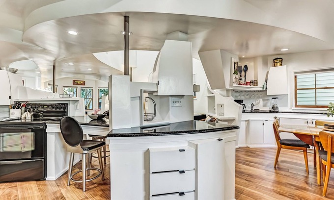 Savannah Victorian District House | Artistic Executive Rental in Historic Savannah, Heated Pool Access by Southern Belle Savannah