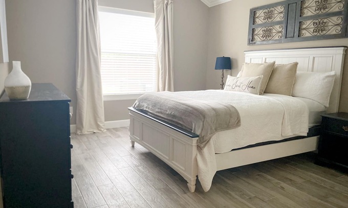 Tomball House | Artists’ Abode - Walk to Main Street!