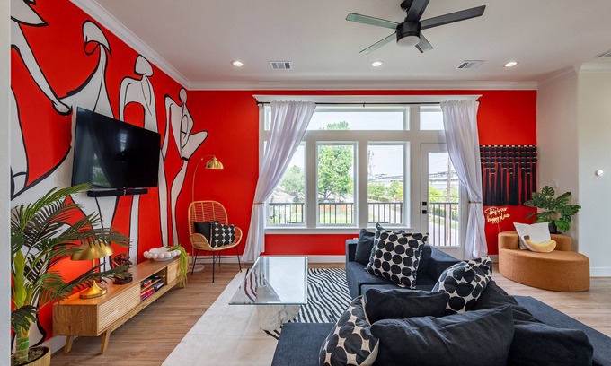Greater Heights House | Artsy & Spacious 4BR Retreat -Central Location -Stylish Comfort & Charm