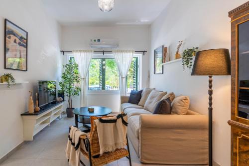 Larnaca City Centre Apartment | Arty Haven - Spacious 3-BR House in Larnaca