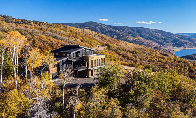 Old Town House | Ask About Monthly Rates for Our Dog Friendly Unit! Panoramic Views, 7 Mi to Resort, Decks-Gym-Garage