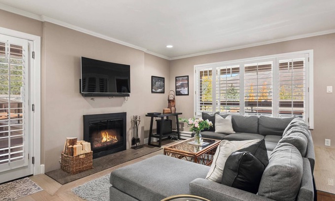 Aspen Condo | Aspen Condo 1.5 Blocks to Town. Sleeping Den w/Sofa Bed, 3 Full Baths, Gas FP, Balcony. Pool & HT