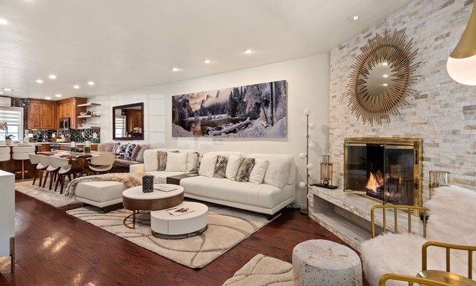Aspen House | Aspen Core Designer 4 Bdrm, Walk to Everything , Ski Storage, Parking