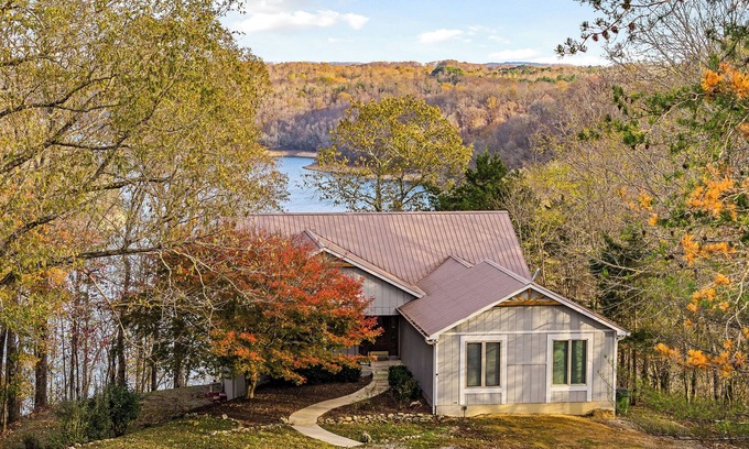 Smithville Cabin | Aspen Lodge Overlooking Center Hill Lake