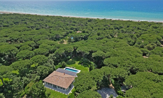 Marina di Bibbona Villa | Astonishing beachfront villa with private garden