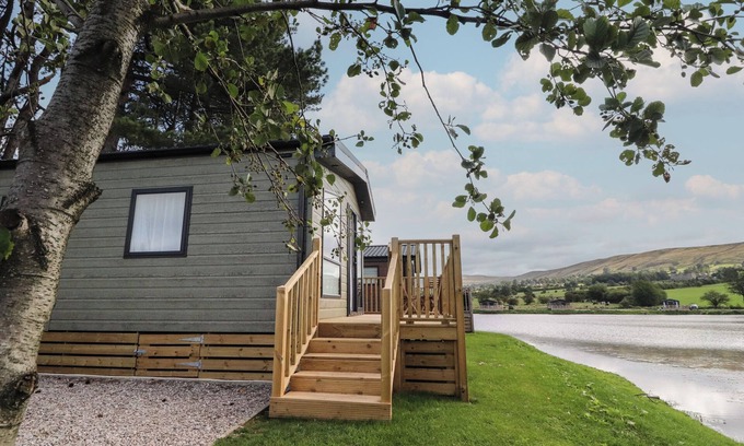 Fence Cottage | ASTORIA LODGE, with a garden in Barrow, Lancashire
