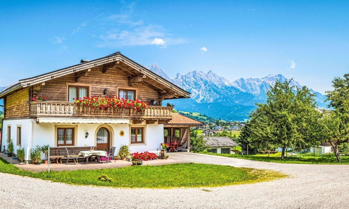 Saalfelden am Steinernen Meer Villa | Cosy apartment in villa for 4 guests with TV, balcony and panoramic view