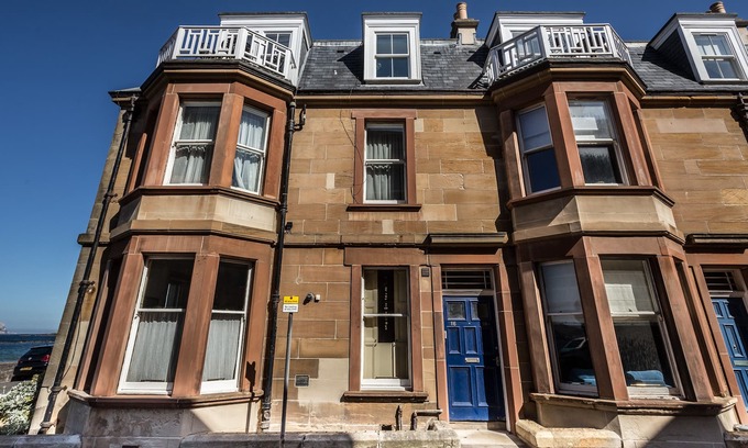 North Berwick Apartment | At the Beach is a stunning seaside holiday apartment, located right at the beach in North Berwick.
