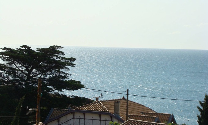 Sete Cottage | At the foot of Mt St Clair, facing the sea, La Note Bleue awaits you.;