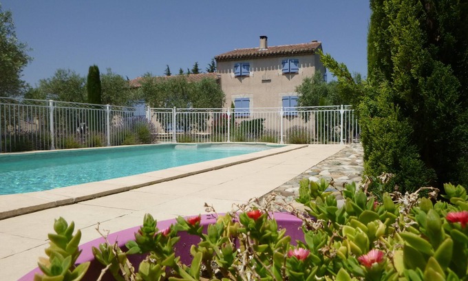 Cheval-Blanc House | "At the foot of the Luberon" House for three people.
