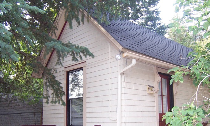 Manitou Springs Cabin | At the Springs Cabin: Walking Location-Charm-Extras Just for You!