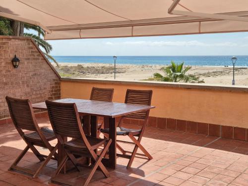 Torredembarra Apartment | AT019 Vistas frontales de la playa, con piscina