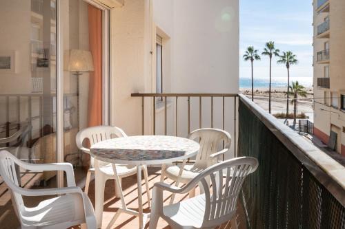 Torredembarra Apartment | AT129 Apartamento en primera línea de la playa