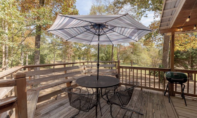 Peach County House | AtHome+1 Stay | Cozy 2BR Cabin | Fall Views