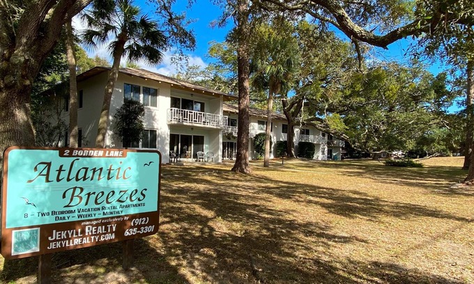 Jekyll Island Apartment | ATLANTIC BREEZE #7 2 bedrooms, 1 bathroom